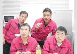 リベラル　社員　4名