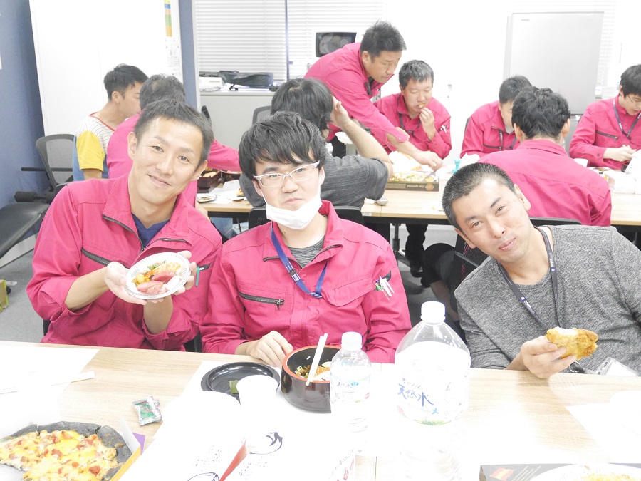 リベラル　社員　3名