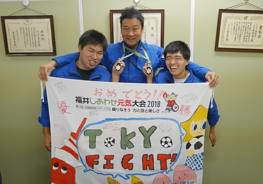 リベラル社員　旗　メダル　3名