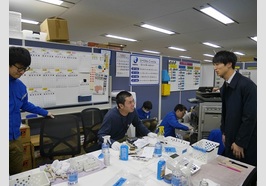 リベラル社内　社員　見学