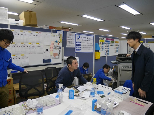 リベラル社内　社員　見学