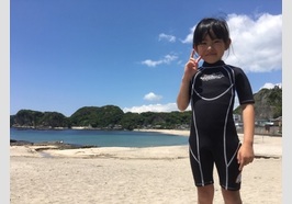 女の子　海