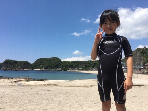 女の子　海