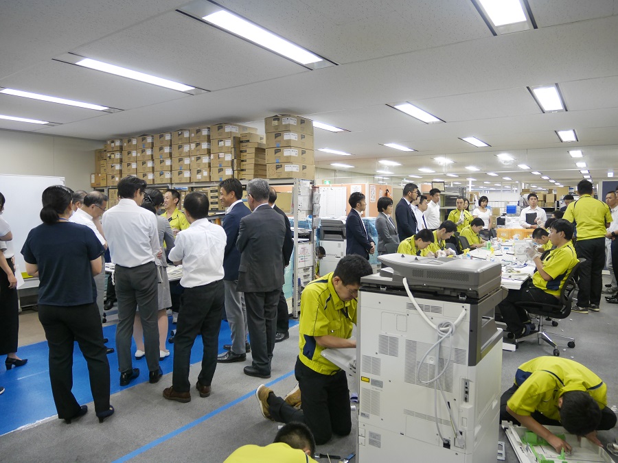 リベラル社員　リベラル株式会社　会社入口