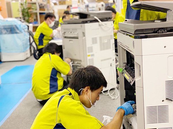 リベラル社員　社内風景