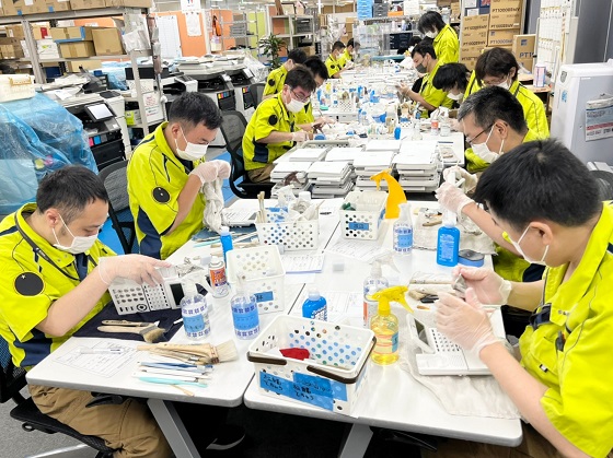 リベラル社員　電話機清掃