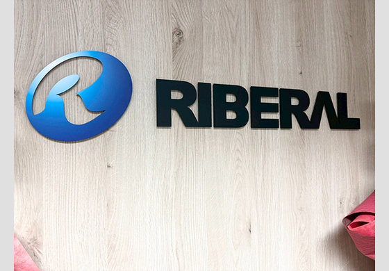 リベラル株式会社入口　社名ロゴ