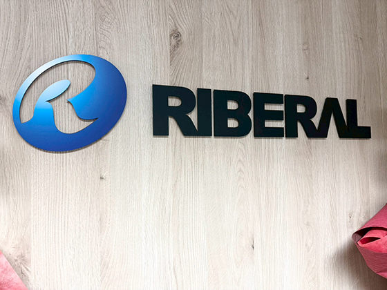 リベラル株式会社入口　社名ロゴ