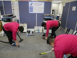 リベラル社員　社内清掃